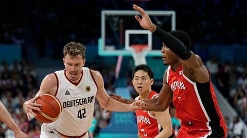 Deutschlands Basketballer starten mit Sieg in Olympia.
