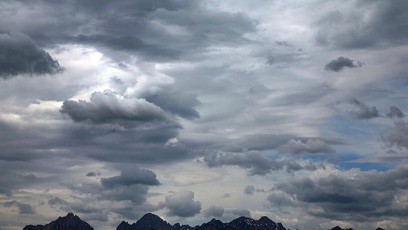 Wolken über den Allgäuer Alpen. Ist der Sommer in Bayern schon sehr bald zu Ende?