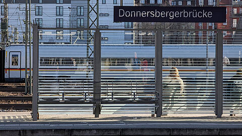 An der S-Bahn-Station Donnersbergerbr&uuml;cke stieg der Tatverd&auml;chtige aus und verschwand.