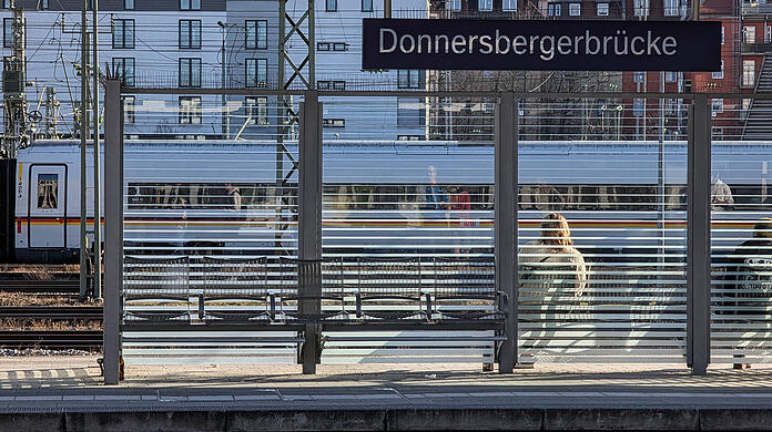 An der S-Bahn-Station Donnersbergerbr&uuml;cke stieg der Tatverd&auml;chtige aus und verschwand.