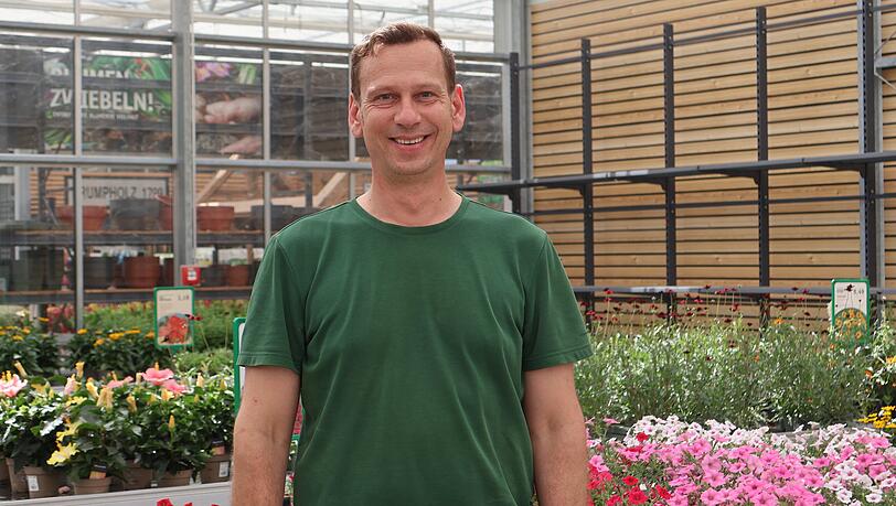 Markus Huttenlocher ist der Gesch&auml;ftsf&uuml;hrer im Gartencenter Bayerstorfer und hat zum Schutz der Mitarbeitenden entschieden: Sie machen bei der Hitze fr&uuml;her Feierabend.
