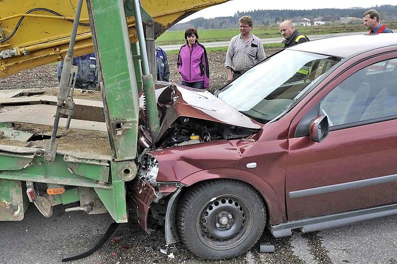Warum der Astra-Fahrer ungebremst in den pakenden Laster krachte, ist unklar.