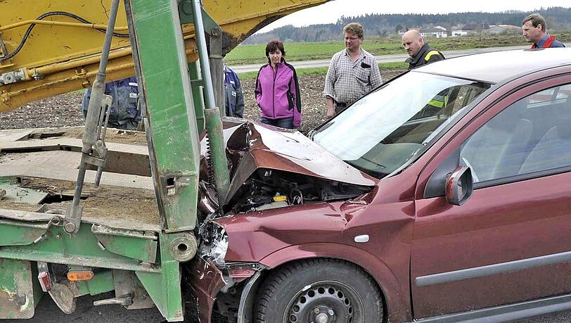 Warum der Astra-Fahrer ungebremst in den pakenden Laster krachte, ist unklar. Warum der Astra-Fahrer ungebremst in den pakenden Laster krachte, ist unklar.