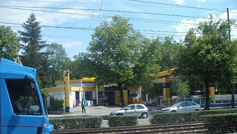 Die Trambahn der Linie fährt an der Unfallstelle vor der Jet-Tankstelle in der dachauer Straße vorbei Die Trambahn der Linie fährt an der Unfallstelle vor der Jet-Tankstelle in der dachauer Straße vorbei