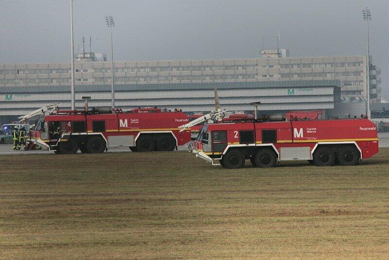 Die Boeing 777 der Singapore Airlines: Bei der Landung am Münchner Flughafen am Donnerstag begann das Flugzeug aus bisher unbekannten Gründen zu Rauchen. Es raste über die Landebahn, blieb in einem Rasenstück stecken und stoppte schließlich.