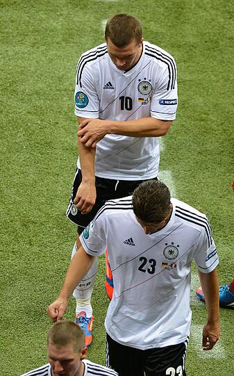 Die Enttäuschung ist Phillip Lahm ins Gesicht geschrieben, bei Thomas Müller fließen die Tränen, Mario Gomez ist entsetzt: Nach dem EM-Aus gegen Italien können's Jogis Jungs nicht fassen.
