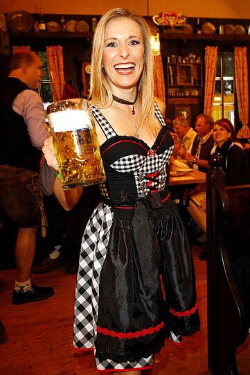 Warum nicht mal ein Karo-Dirndl? Traditions-Trachtler schlagen wieder die Hände über dem Kopf zusammen...