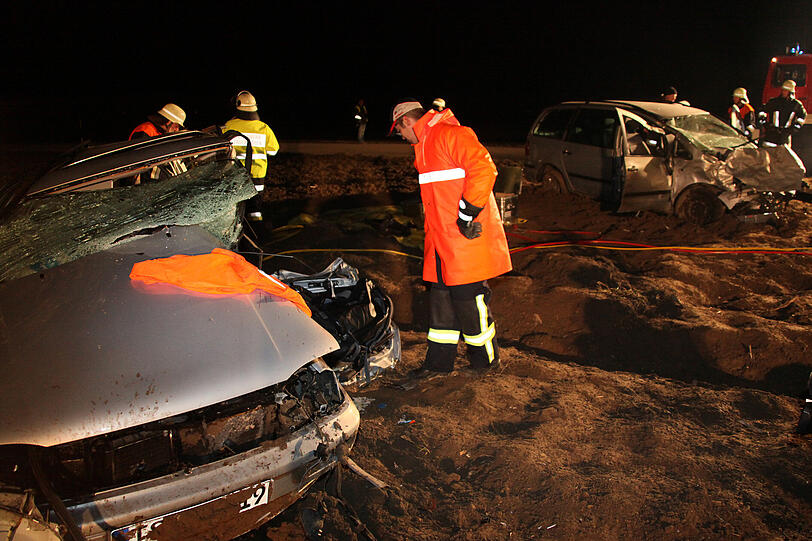 Horror-Crash vor Tacherting bei Traunstein: Ein Golffahrer übersieht ein Stoppschild und rauscht über eine Kreuzung. Die 41-jährige Fahrerin eines Ford Galaxy kann nicht mehr bremsen und knallt in das Auto. Die Insassen des VW Golf sterben noch am Unfallort. Die Bilder.