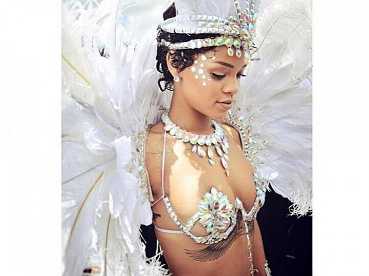 Verschmitzer Blick nach unten: Rihanna in ihrem Karneval-Kostüm