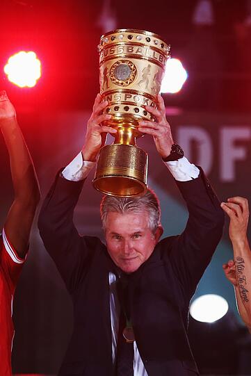 Zum krönenden Abschluss konnte Jupp auch diesen Pokal in den Nachthimmel strecken - den DFB-Pokal! Damit gelang Heynckes, was noch keinen Bayern-Coach vorher vergönnt war: das Triple!