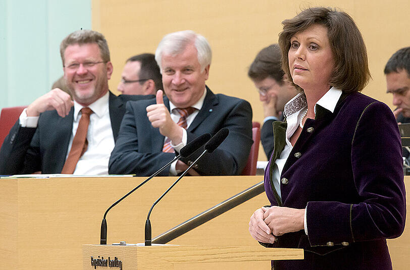 Ilse Aigner während der Regierungserklärung am Donnerstag. Im Hintergrund Ministerpräsident Seehofer (m) und Staatskanzleichef Marcel Huber.