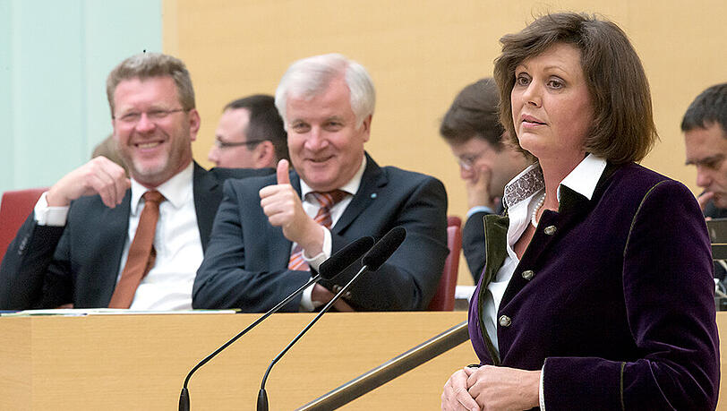 Ilse Aigner während der Regierungserklärung am Donnerstag. Im Hintergrund Ministerpräsident Seehofer (m) und Staatskanzleichef Marcel Huber. Ilse Aigner während der Regierungserklärung am Donnerstag. Im Hintergrund Ministerpräsident Seehofer (m) und Staatskanzleichef Marcel Huber.