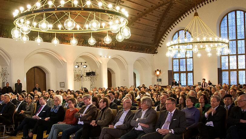 Großer Andrang: Zur öffentlichen Anhörung im Alten Rathaussaal kamen neben den Stadträtinnen und Stadträten auch viele Bürger. Großer Andrang: Zur öffentlichen Anhörung im Alten Rathaussaal kamen neben den Stadträtinnen und Stadträten auch viele Bürger.