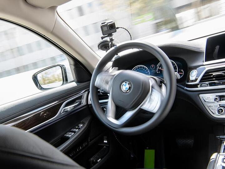 Ein autonom fahrendes Fahrzeug von BMW fährt auf einer Teststrecke bei der Eröffnung des BMW-Entwicklungszentrums "Campus Autonomes Fahren".