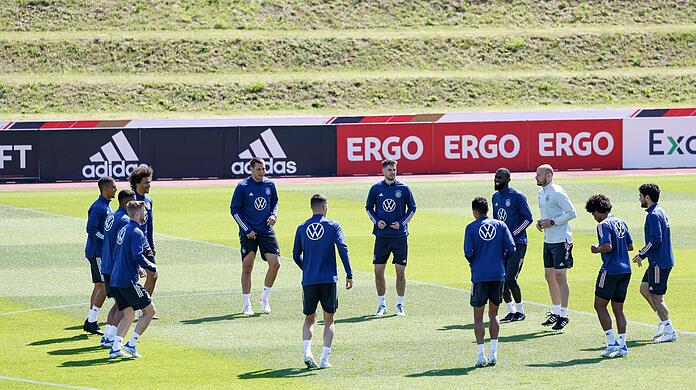 Die Nationalmannschaft im Trainingslager beim Aufwärmen.
