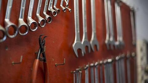 Werkzeuge h&auml;ngen an einem Arbeitsplatz nebeneinander.