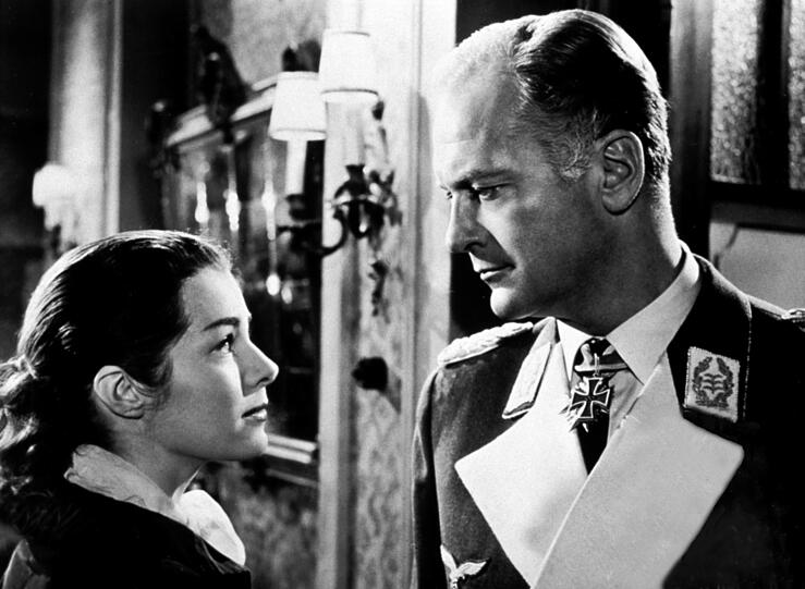 Marianne Koch als Dorothea Geiss mit Curd Jürgens In Helmut Käutners Film „Des Teufels General“ (1954). Marianne Koch als Dorothea Geiss mit Curd Jürgens In Helmut Käutners Film „Des Teufels General“ (1954).