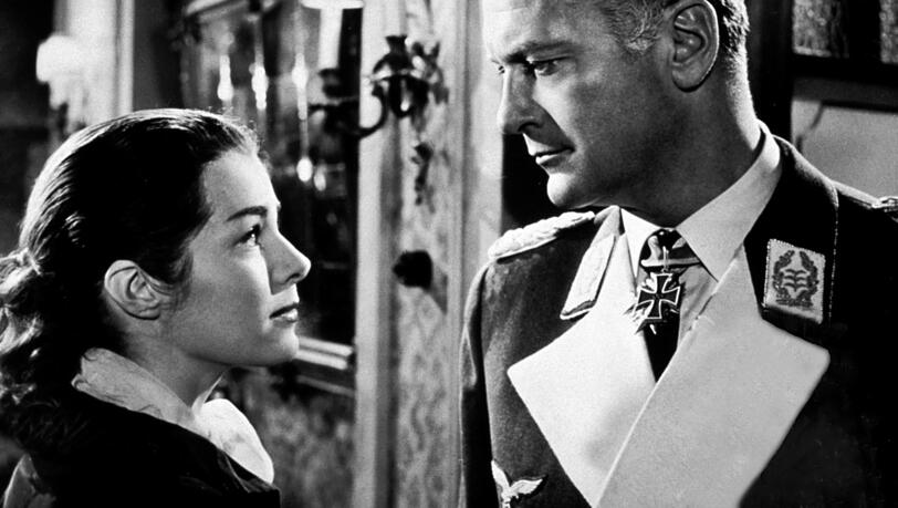 Marianne Koch als Dorothea Geiss mit Curd Jürgens In Helmut Käutners Film „Des Teufels General“ (1954). Marianne Koch als Dorothea Geiss mit Curd Jürgens In Helmut Käutners Film „Des Teufels General“ (1954).