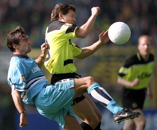 Er spielte vier Jahre für die Löwen. Hier im Zweikampf mit Andreas Möller.