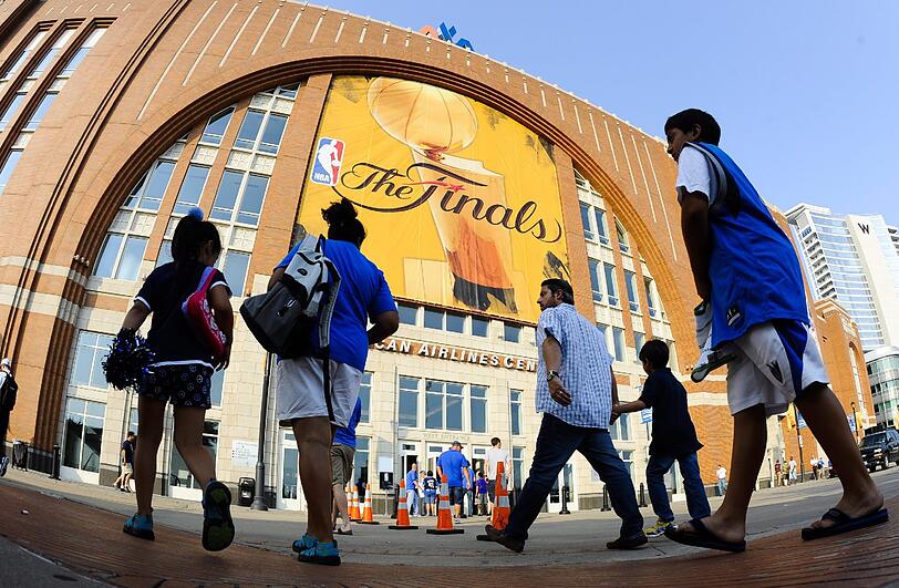 Dirk Nowitzki und seine Dallas Mavericks gleichen in der NBA-Finals-Serie zum 2:2 aus. Auf die Unterstützung der Fans können die Mavs bauen. Die American Airline Arena in Dallas gilt als eine der lautesten Hallen in der NBA.
