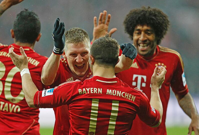 BASTIAN SCHWEINSTEIGER: Note 1. Frischer Haarschnitt mit rasierten Seiten &ndash; gefährlich, der Juve-Look! Im Spiel erneut Stratege und Passgeber in einem. Bayern-Pirlo, eben. Dazu mit seinem vierten Kopfballtor diese Saison (19.) und der Vorlage zum 9:1. Schrecksekunde in Minute 82: links umgeknickt. Dürfte aber am Dienstag gehen.