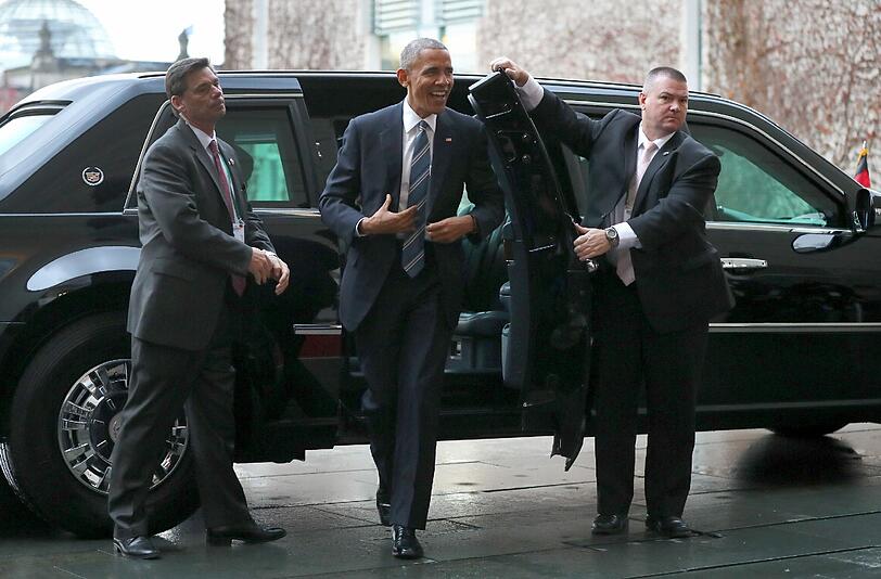 US-Präsident Barack Obama wird bei seinem Abschiedsbesuch von Bundeskanzlerin Angela Merkel begrüßt.