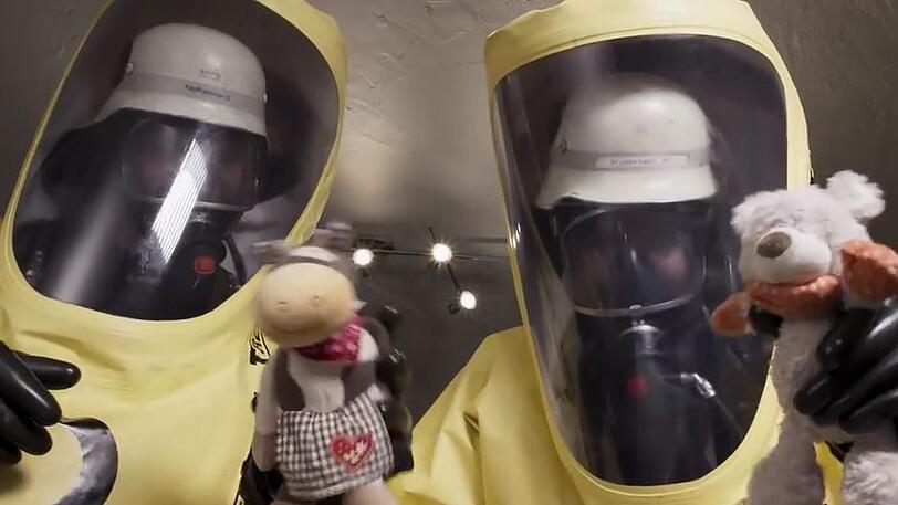 Mit Atemschutz zum Wickeltisch - die Feuerwehr Tegernsee beweist mit einem Imagefilm Humor.