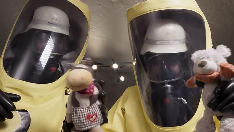 Mit Atemschutz zum Wickeltisch - die Feuerwehr Tegernsee beweist mit einem Imagefilm Humor.