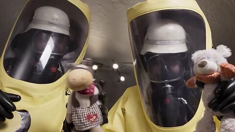 Mit Atemschutz zum Wickeltisch - die Feuerwehr Tegernsee beweist mit einem Imagefilm Humor.