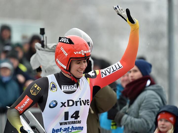 Rennrodlerin Natalie Geisenberger feiert ihren Sieg in Winterberg.