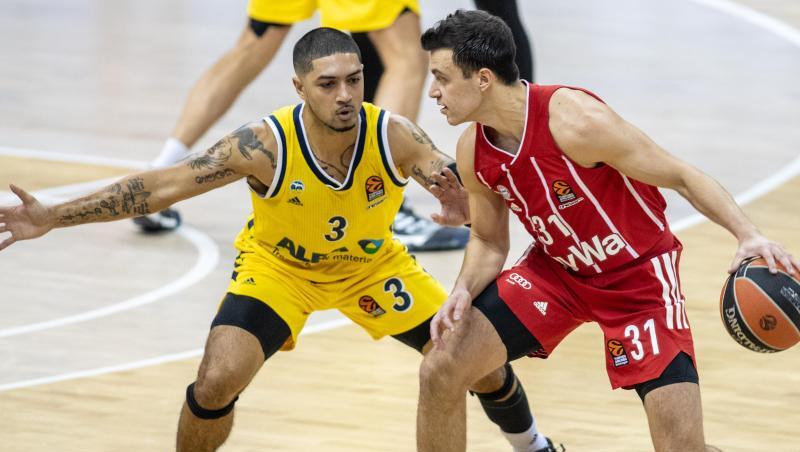 ALBAs Peyton Siva und Zan Sisko von Bayern München (l-r.) am Ball.