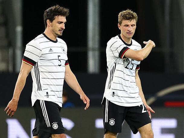 Sollen nun vorangehen beim DFB-Team: Die Comebacker Mats Hummels (l) und Thomas Müller. Sollen nun vorangehen beim DFB-Team: Die Comebacker Mats Hummels (l) und Thomas Müller.