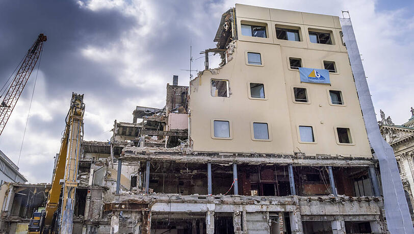 Abrissarbeiten am alten Hotel Königshof. Für viele Münchner war das ein
trauriger Anblick. Abrissarbeiten am alten Hotel Königshof. Für viele Münchner war das ein
trauriger Anblick.