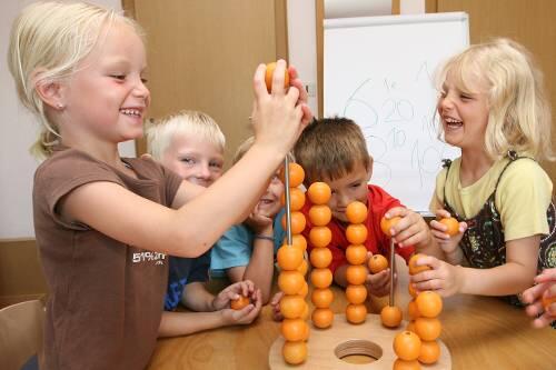 Schön ist's im Kindergarten - wenn es nur genug Erzieherinnen gibt, die auf die lieben Kleinen aufpassen!