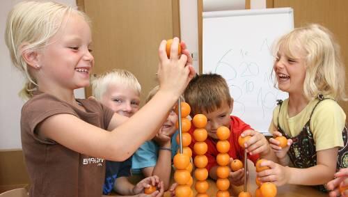 Schön ist's im Kindergarten - wenn es nur genug Erzieherinnen gibt, die auf die lieben Kleinen aufpassen! Schön ist's im Kindergarten - wenn es nur genug Erzieherinnen gibt, die auf die lieben Kleinen aufpassen!
