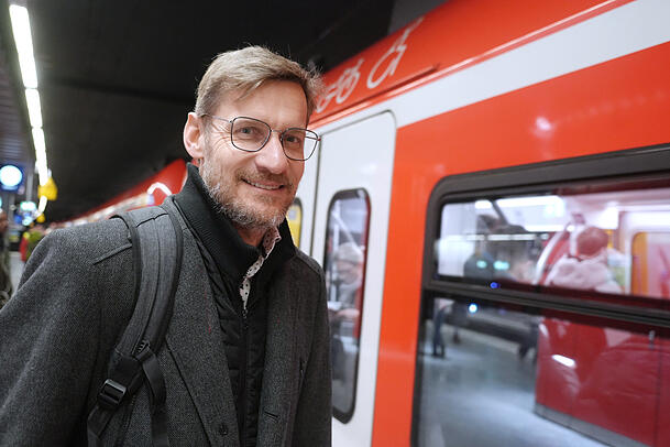 Diplom-Kaufmann Stefan Seitz (47) kommt beim Streik unproblematisch von Augsburg nach München. Diplom-Kaufmann Stefan Seitz (47) kommt beim Streik unproblematisch von Augsburg nach München.