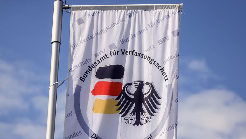 Der Verfassungsschutz hat die Aufgabe, die Demokratie zu schützen. Der Hauptsitz der Behörde ist in Köln. (Symbolbild) Der Verfassungsschutz hat die Aufgabe, die Demokratie zu schützen. Der Hauptsitz der Behörde ist in Köln. (Symbolbild)
