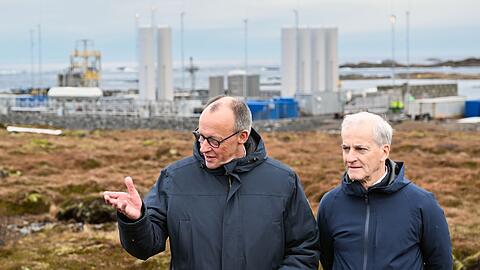 Der Kanzler, der norwegische Ministerpr&auml;sident und im Hintergrund Deutschlands Tor zum Weltraum. Von hier werden die deutschen "Spectrum"-Raketen gestartet.