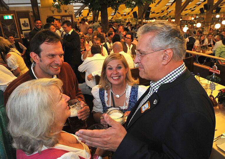 AZ-Chefredakteur Arno Makowsky, Redakteurin Angela Böhm, Innenminister Joachim Herrmann und seine Frau Gerswid
