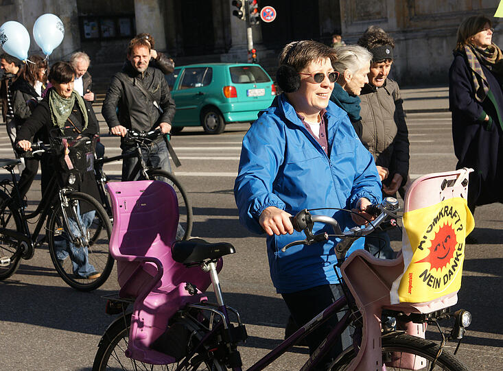 Mit Plakaten gingen rund 300 Menschen in München auf die Straße: Ihr Ziel: mehr Demokratie.