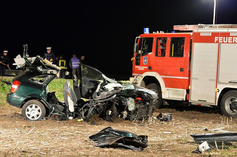 Den Rettern bot sich an der Unfallstelle ein schauriges Bild. &bdquo;Ein Trümmerfeld&ldquo;: Bei einem schlimmen Unfall in Gotha in Thüringen hat ein Junge (10) seine Mutter und die Großeltern verloren. Die Bilder.
