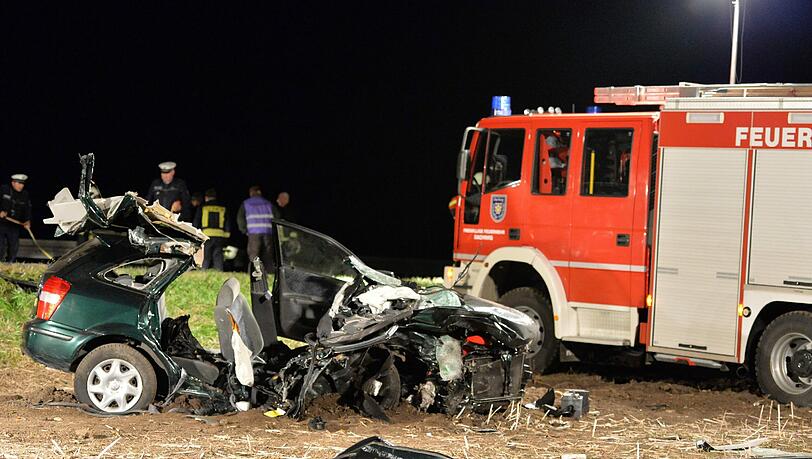 Den Rettern bot sich an der Unfallstelle ein schauriges Bild. „Ein Trümmerfeld“: Bei einem schlimmen Unfall in Gotha in Thüringen hat ein Junge (10) seine Mutter und die Großeltern verloren. Die Bilder. Den Rettern bot sich an der Unfallstelle ein schauriges Bild. „Ein Trümmerfeld“: Bei einem schlimmen Unfall in Gotha in Thüringen hat ein Junge (10) seine Mutter und die Großeltern verloren. Die Bilder.