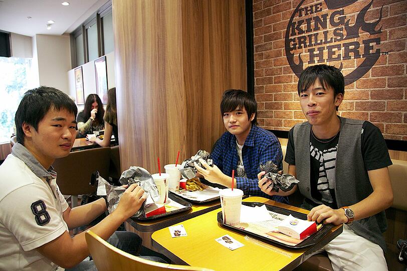 In Japan kommen bei Burger King seit neuestem schwarze Burger auf das Tablett.