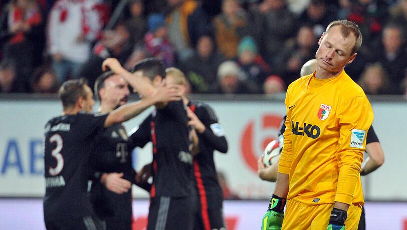 Augsburgs Torwart Alexander Manninger (r) kann nicht mehr hinschauen, als die Bayernspieler ihr viertes Tor bejubeln. Augsburgs Torwart Alexander Manninger (r) kann nicht mehr hinschauen, als die Bayernspieler ihr viertes Tor bejubeln.