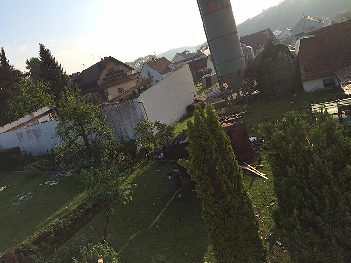 In Affing hat der Tornado gewütet und Häuser abgedeckt.