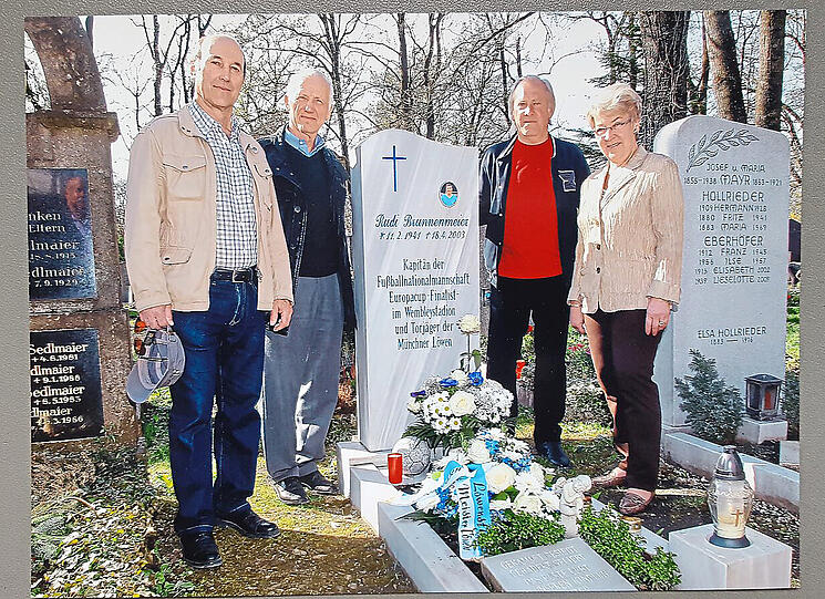 Zum zehnjährigen Todestag 2013 am Grab (v.l.): Ex-Löwe Hansi Rebele, Ex-Bayer Peter Kupferschmidt, Dieter Seelmann und Maria Seelmann, die das Grab von Brunnenmeier pflegt.