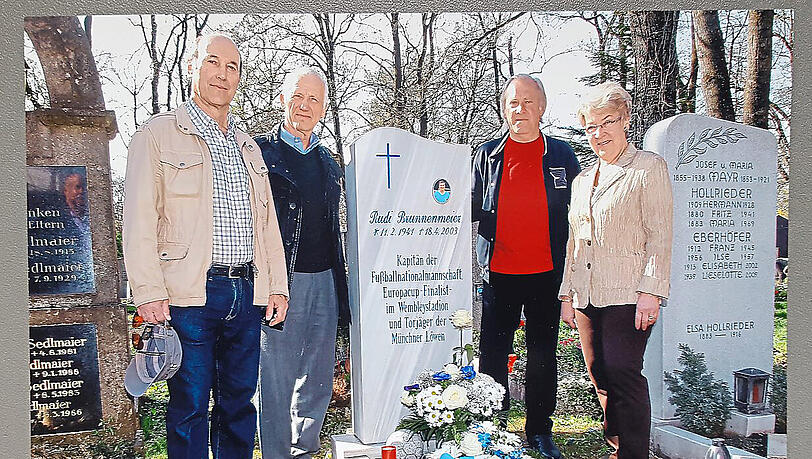 Zum zehnjährigen Todestag 2013 am Grab (v.l.): Ex-Löwe Hansi Rebele, Ex-Bayer Peter Kupferschmidt, Dieter Seelmann und Maria Seelmann, die das Grab von Brunnenmeier pflegt.