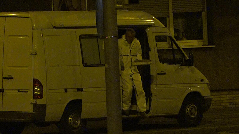 Die Feuerwehr fand in einem Bordell in Nürnberg eine tote Frau - die Bilder vom Einsatz.