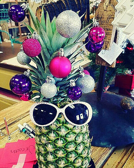 "Oh Ananas, oh Ananas, wie schön sind deine Blätter..." - Die schönsten, wildesten und süßesten Ideen, wie Sie ihre Ananas weihnachtlich dekorieren können, finden Sie in unserer Bildergalerie.