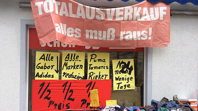 Alles muss raus &ndash; das Schuhgeschäft hat dichtgemacht.